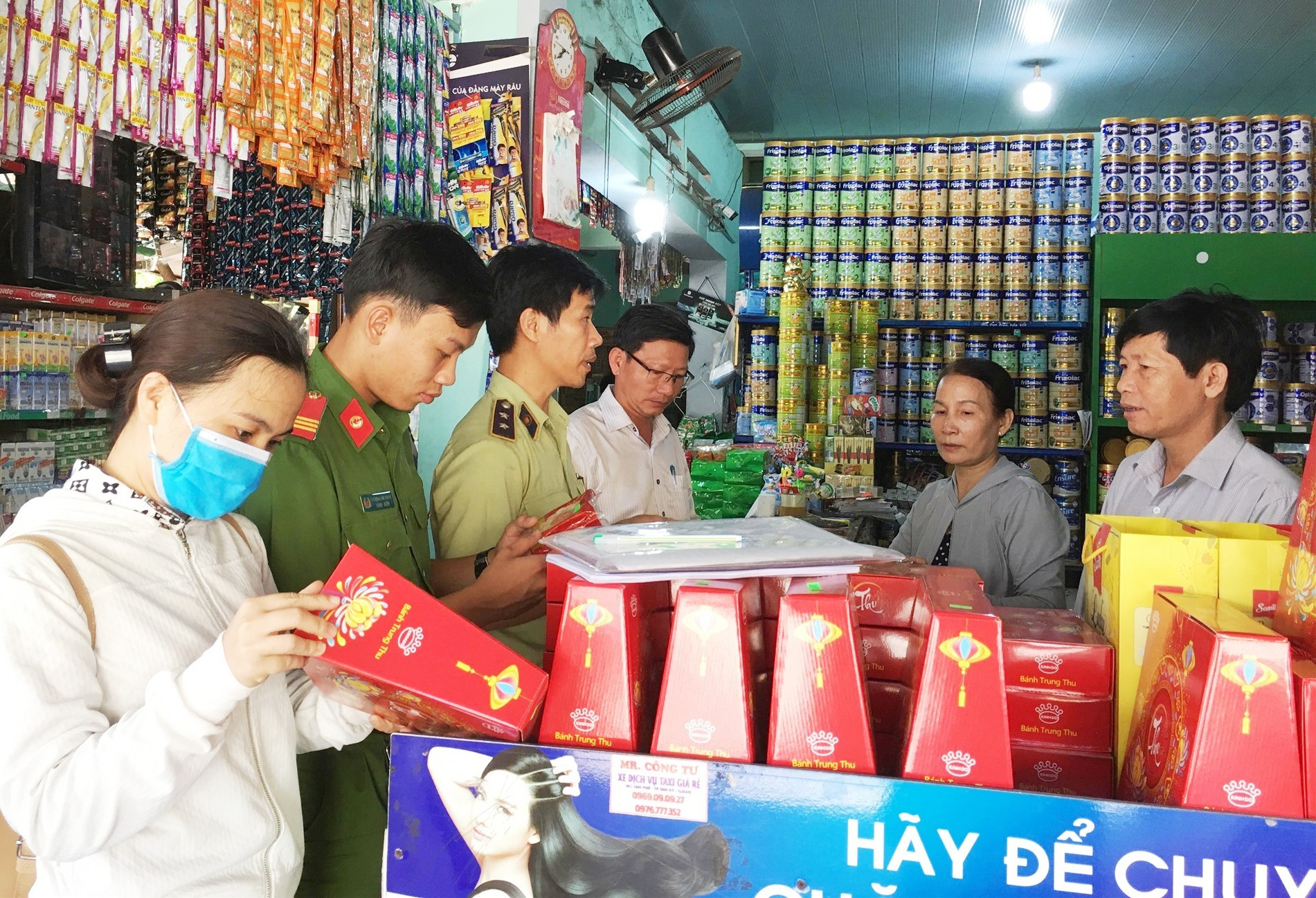 Đoàn kiểm tra các cửa hàng bán bánh trung thu tại chợ Tam Dân. Ảnh: HẢI CHÂU