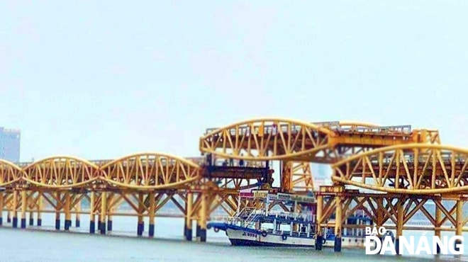 Trước và sau bão số 5 vừa qua, cầu Nguyễn Văn Trỗi được kích nâng tạo tĩnh không cho tàu đánh cá, tàu du lịch di chuyển vào trong sông Hàn để tránh bão. Ảnh: TRIỆU TÙNG