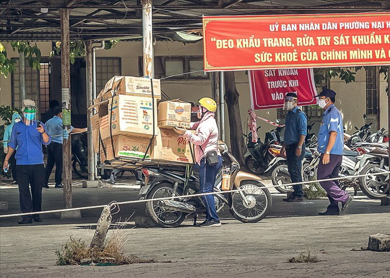 Những khu chợ ở Đà Nẵng thời sống chung với dịch. Ảnh: KIM LIÊN