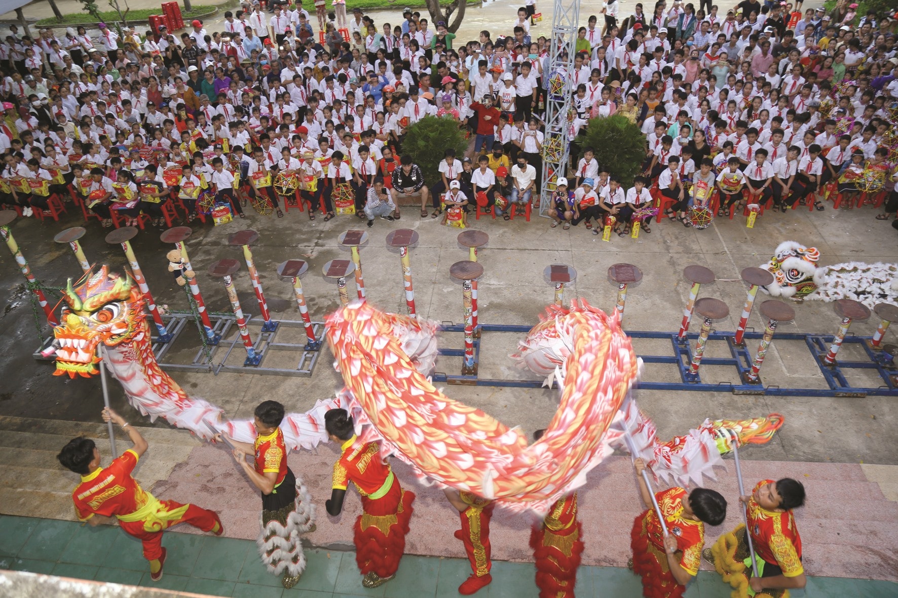 Thiếu nhi hào hứng đón đợi múa lân.