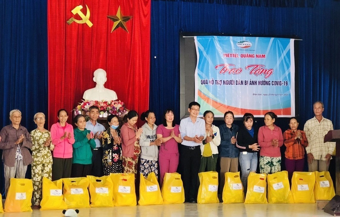 Viettel Quảng Nam tặng quà hỗ trợ người dân bị ảnh hưởng dịch Covid-19. Ảnh: V.A