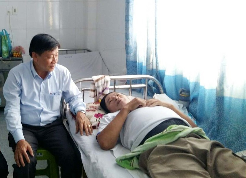 Ông Lê Thái Bình thăm hỏi ông Quang tại bệnh viện. Ảnh: Mặt trận