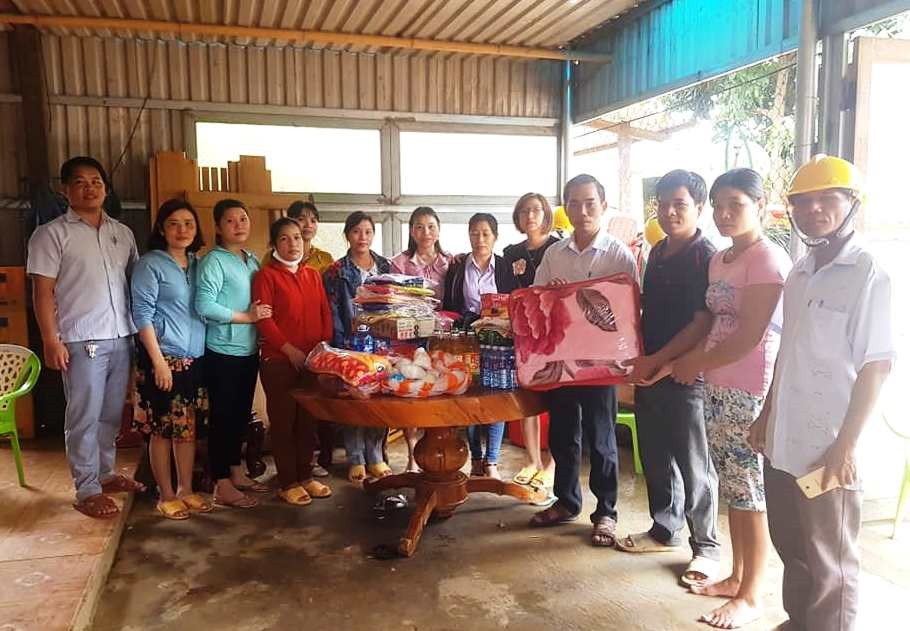 Đại diện lãnh đạo Trung tâm Y tế huyện Tây Giang tặng quà hỗ trợ cán bộ đơn vị bị ảnh hưởng bởi mưa lũ. Ảnh: THÔNG NGUYỄN