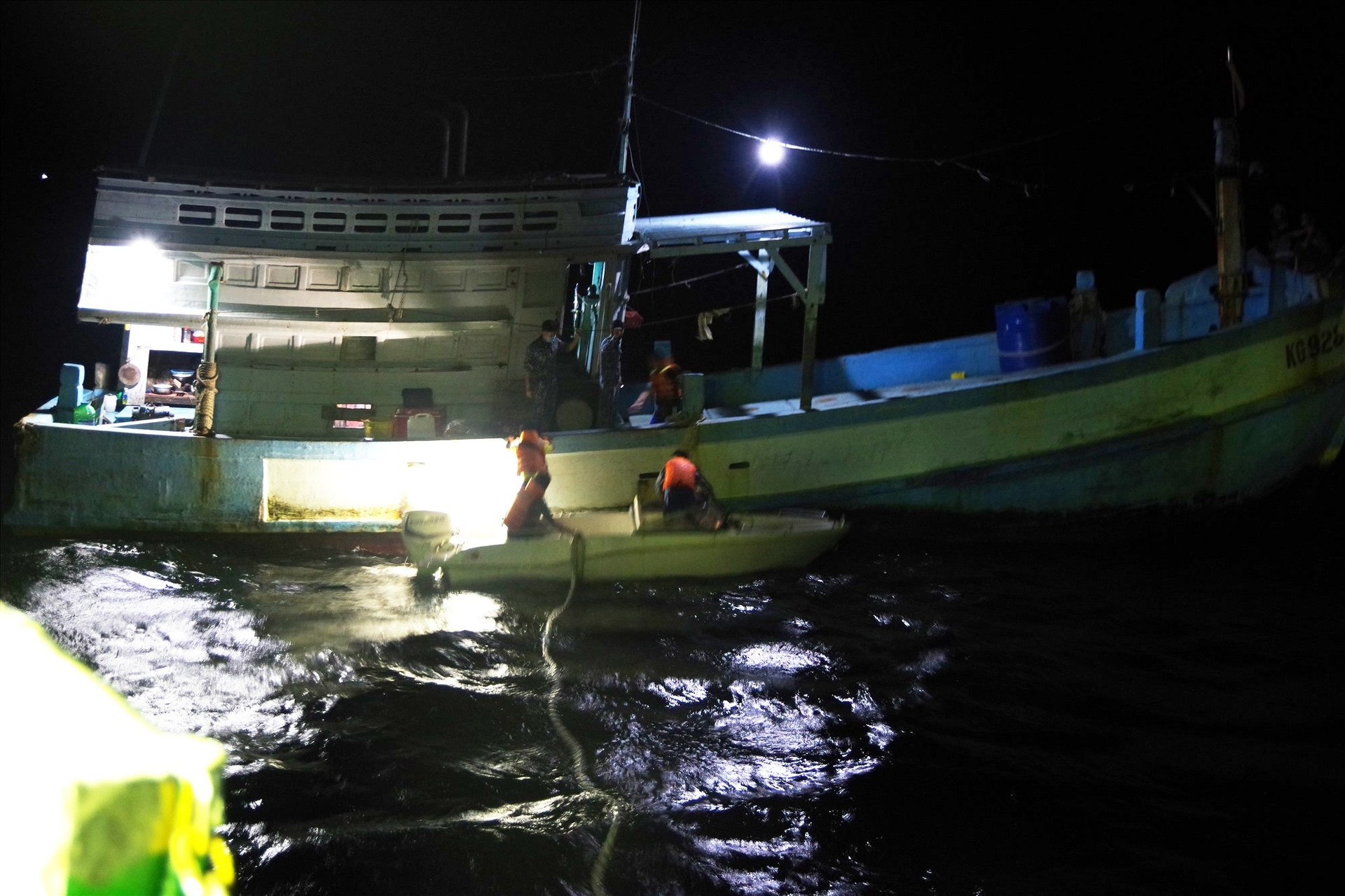 Cán bộ, chiến sĩ tàu Cảnh sát biển 6001 tiếp cận, cứu nạn tàu cá ngay trong đêm. Ảnh: NAM TRUNG