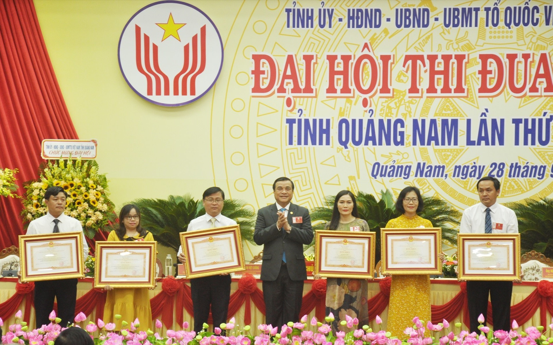 Bí thư Tỉnh ủy Phan Việt Cường trao tặng Bằng khen của Thủ tướng Chính phủ cho các cá nhân. Ảnh: N.Đ