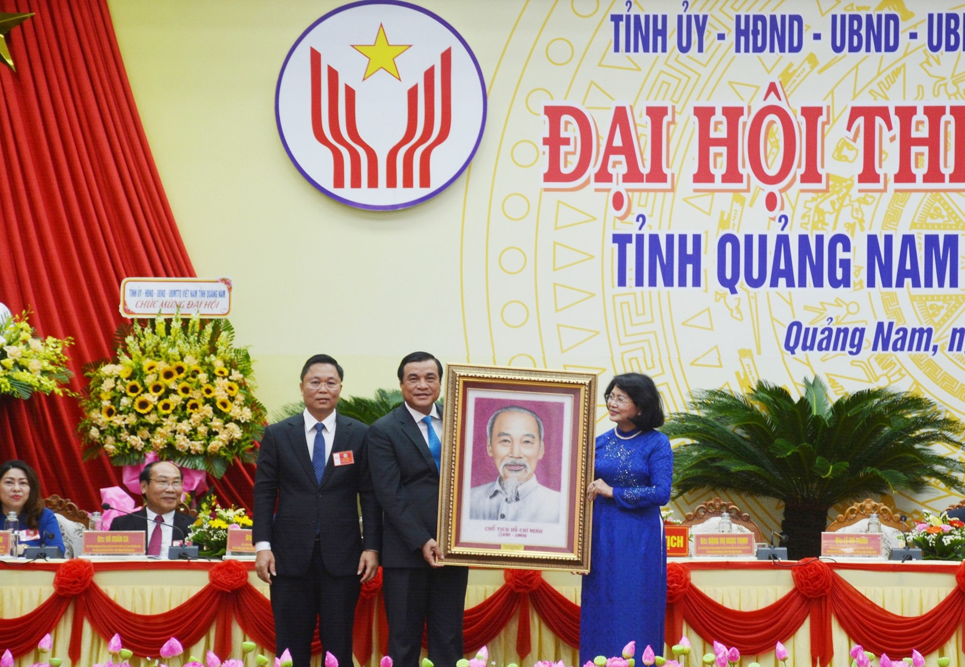 Phó Chủ tịch nước Đặng Thị Ngọc Thịnh trao tặng bức chân dung Chủ tịch Hồ Chí Minh cho Đảng bộ, chính quyền và Nhân dân tỉnh. Ảnh: N.Đ