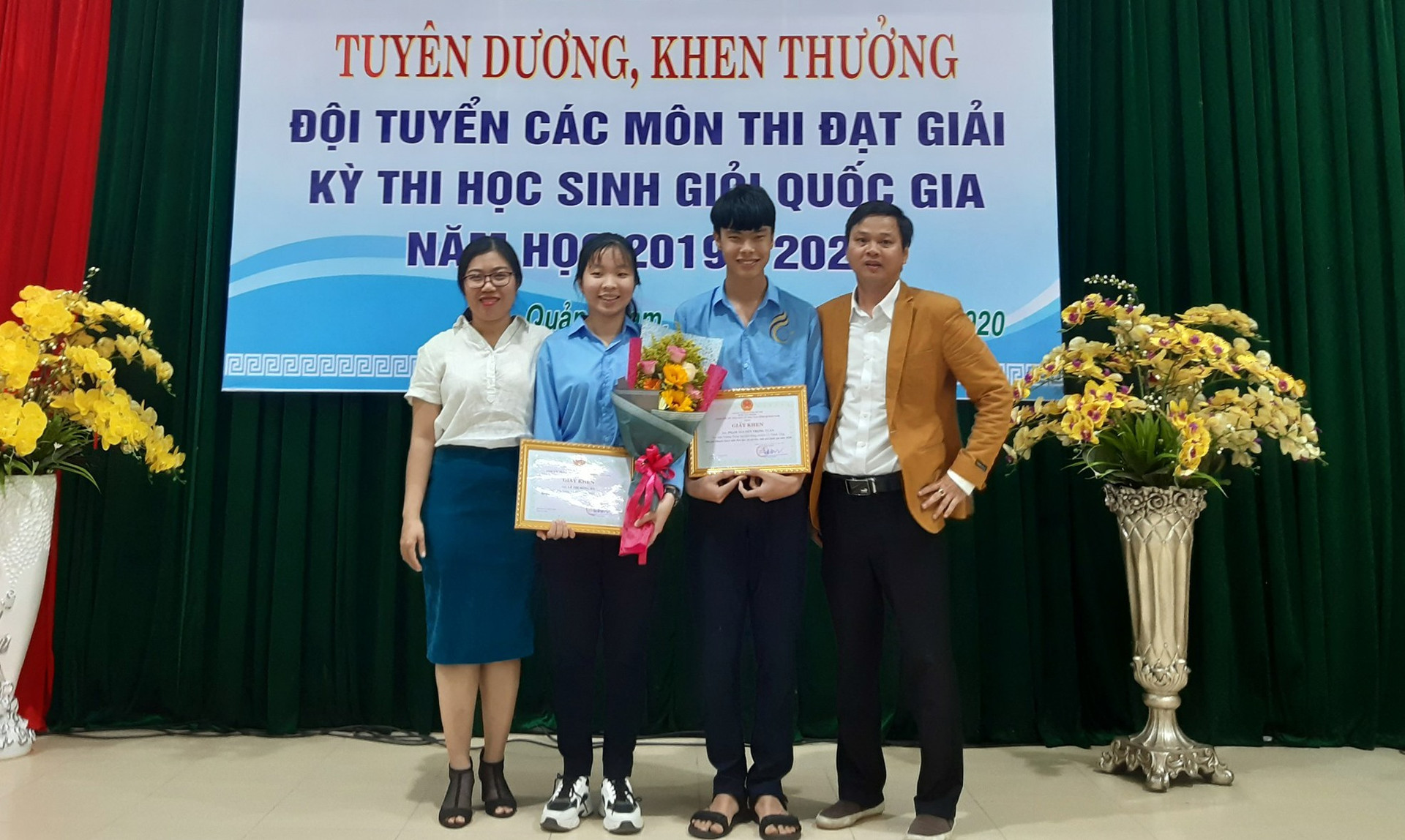 Lê Thị Hồng Hà (thứ 2, từ trái sang) - cô gái mê Hóa học. Ảnh: N.V.C.C