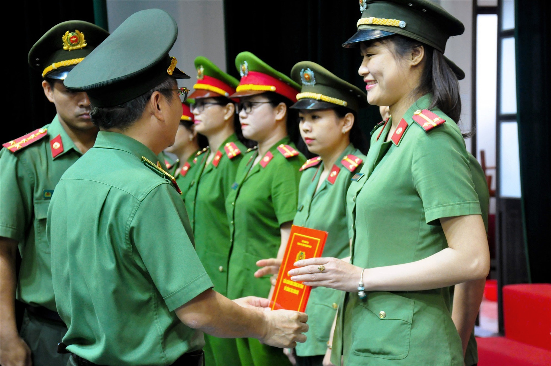Thiếu tướng Nguyễn Đức Dũng trao quyết định cho các cán bộ được điều động. Ảnh: T.C