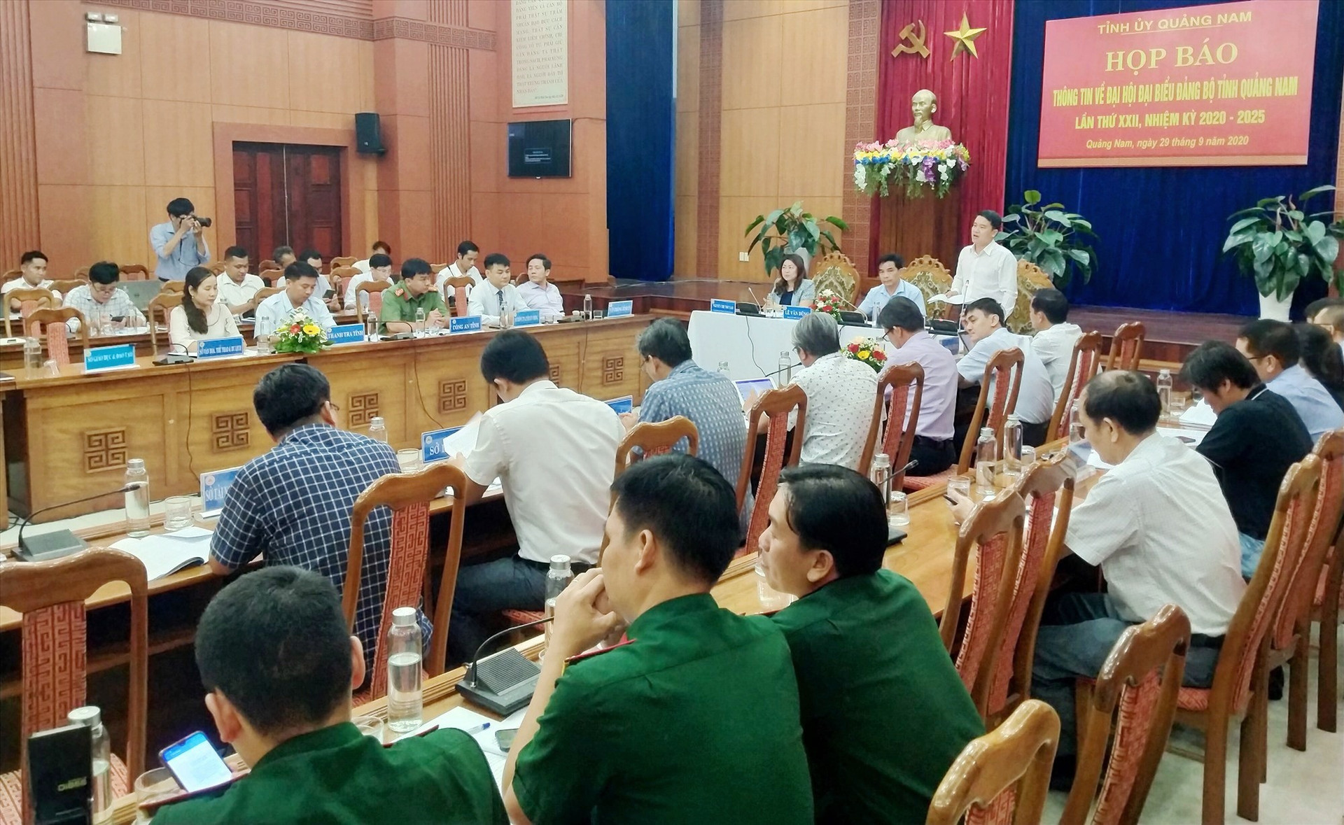 Phó Chủ tịch UBND tỉnh Trần Văn Tân trả lời câu hỏi của các cơ quan báo chí. Ảnh: N.Đ