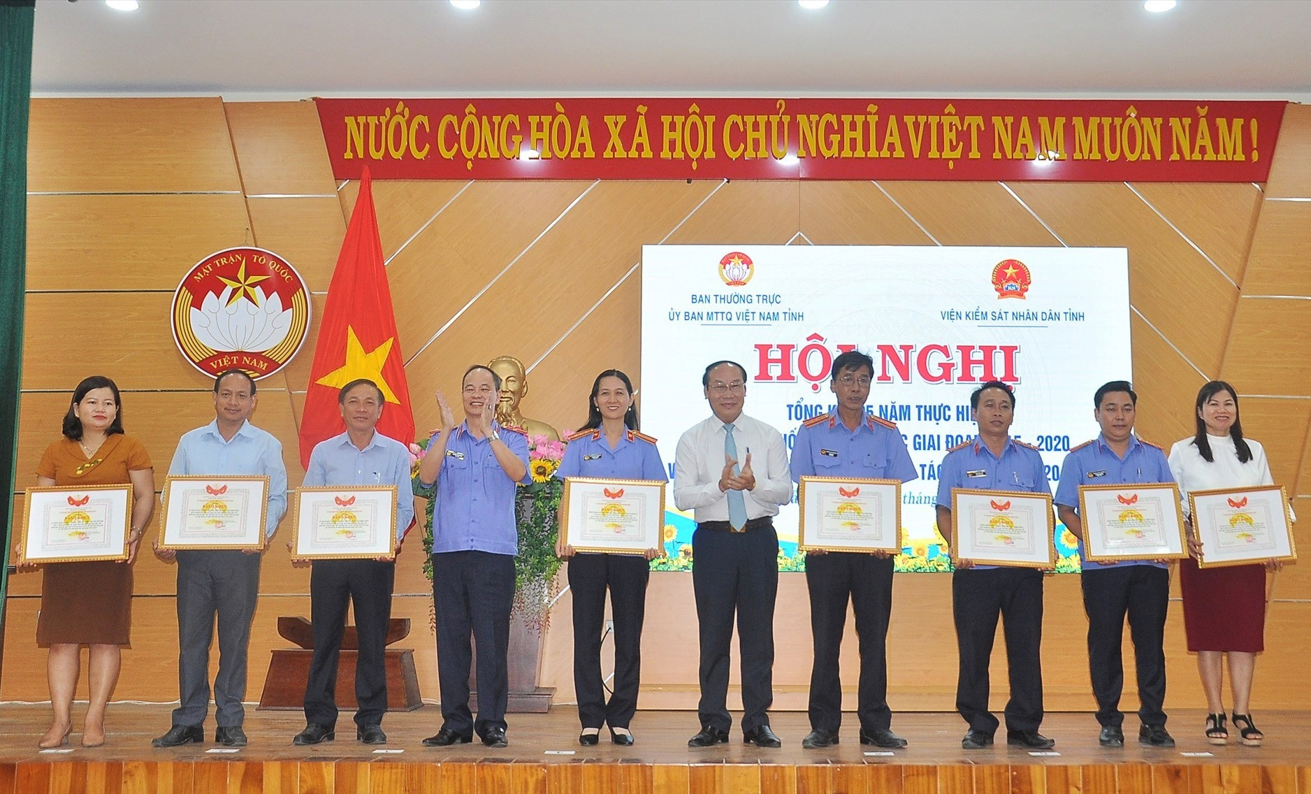 Ủy ban MTTQ Việt Nam khen thưởng các tập thể, cá nhân có thành tích đóng góp trong việc thực hiện quy chế phối hợp giai đoạn 2015 - 2020. Ảnh: VINH ANH