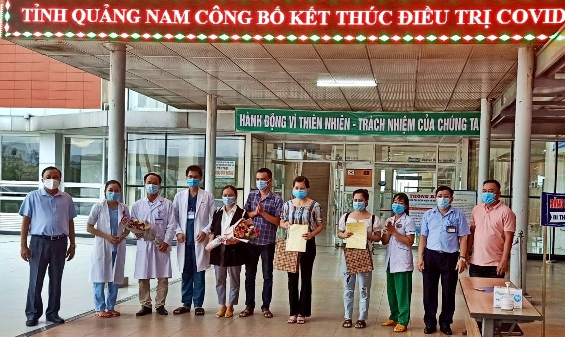 Lãnh đạo ngành y tế Quảng Nam và Bệnh viện Đa khoa Trung ương Quảng Nam tặng hoa chúc mừng hai bệnh nhân Covid-19 cuối cùng đã khỏi bệnh. Ảnh: Đ.H