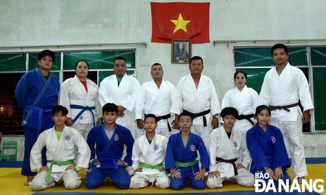 Sự nỗ lực rất lớn của HLV Nguyễn Duy Phú (thứ 3, phải sang, hàng đứng) cùng các học trò đã mang lại rất nhiều thành công cho bộ môn Judo - Jujitsu Đà Nẵng trong năm nay.               Ảnh: NGUYÊN AN