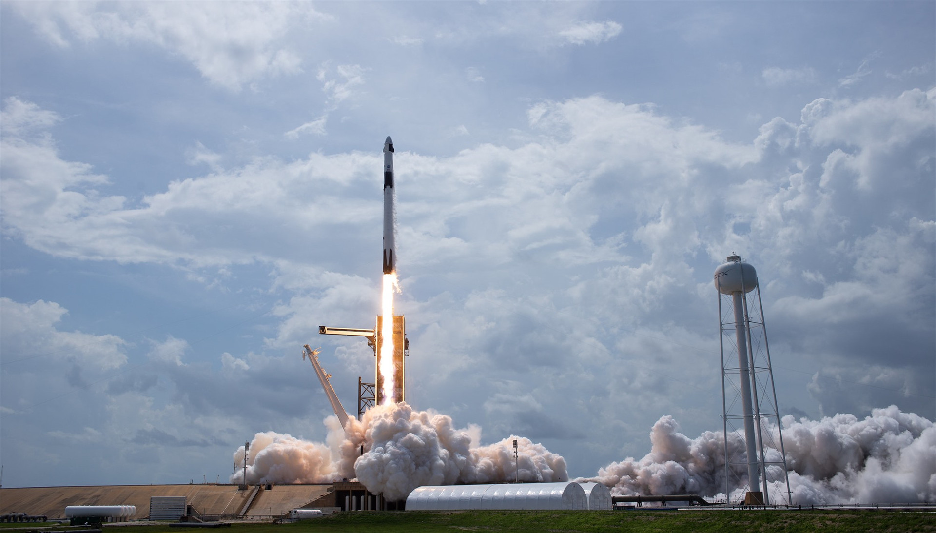SpaceX đưa thành công hai phi hành gia lên ISS bằng tên lửa Falcon 9 và tàu vũ trụ Crew Dragon 2. Ảnh: NASA
