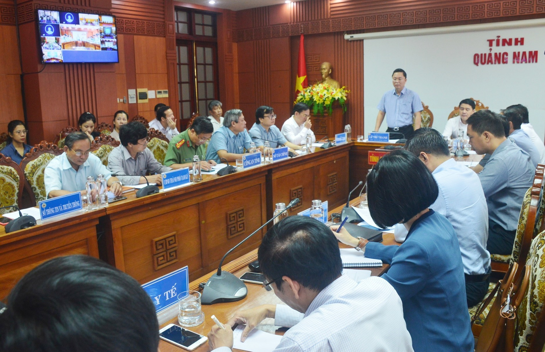 Chủ tịch UBND tỉnh Lê Trí Thanh phát biểu tại buổi họp trực tuyến. Ảnh: Q.T