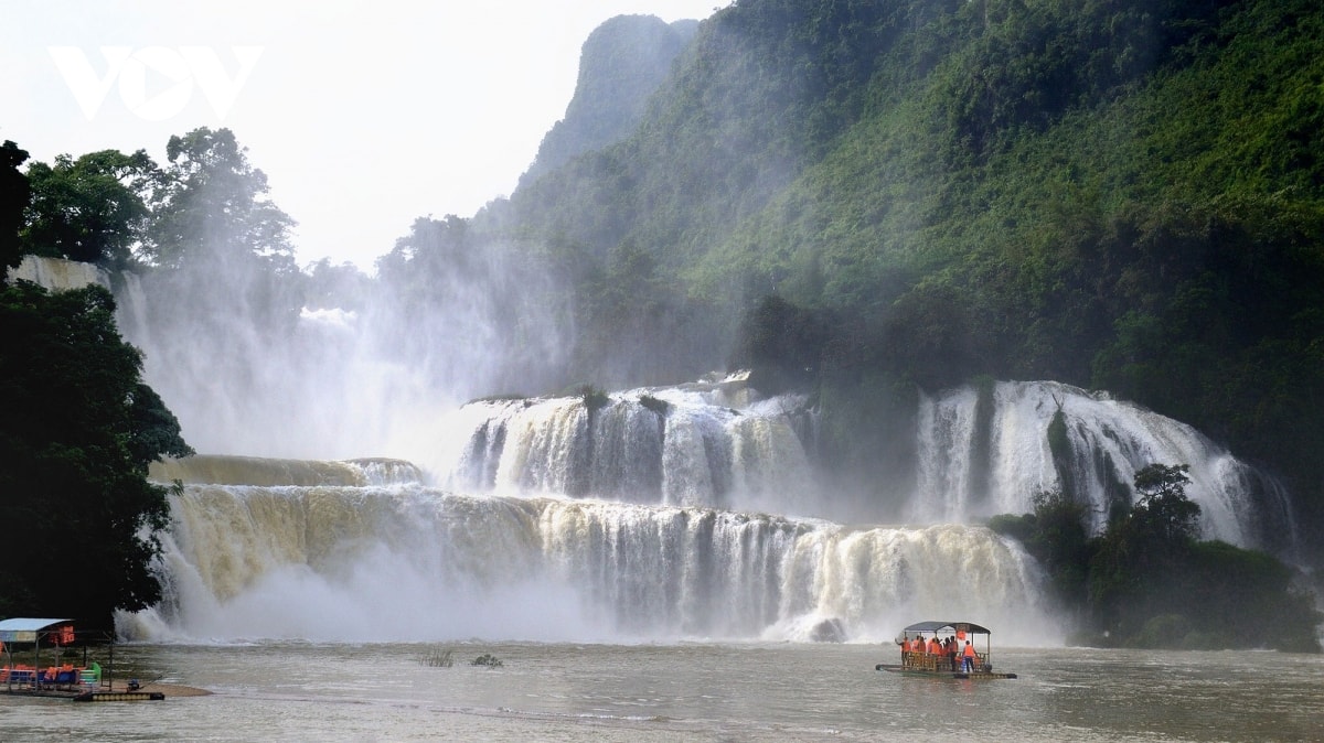 Đi bè đến chân thác, nghe ào ào tiếng thác đổ, cảm nhận những giọt nước li ti bắn lên mặt, cảm giác vô cùng sảng khoái.