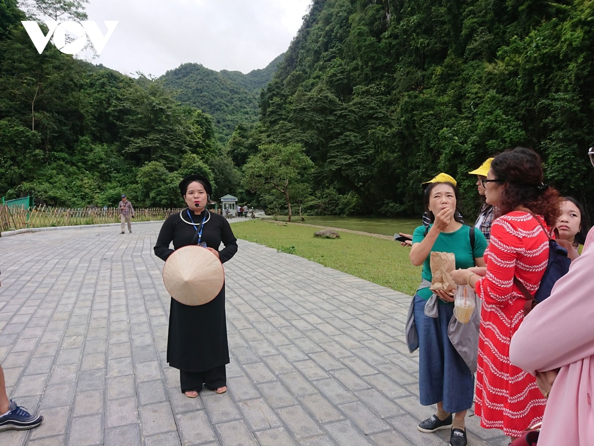 Khu di tích Pác Bó là một khu di tích lịch sử cách mạng quốc gia – đặc biệt của Việt Nam, thuộc bản Pác Bó, xã Trường Hà, huyện Hà Quảng. Các bạn hướng dẫn viên địa phương trong trang phục dân tộc Tày kể những câu chuyện về Bác Hồ khi sống và làm việc tại đây, với giọng nói nhẹ nhàng, truyền cảm.