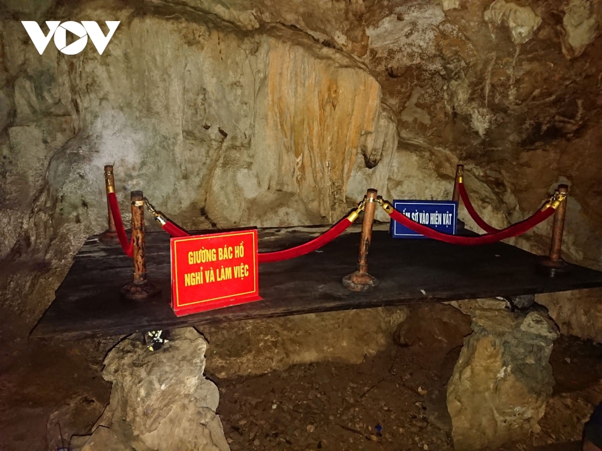 Trong hang Cốc Pó còn lưu giữ những kỷ vật của Hồ Chủ tịch: giường nghỉ và làm việc, bếp sưởi và nấu ăn...