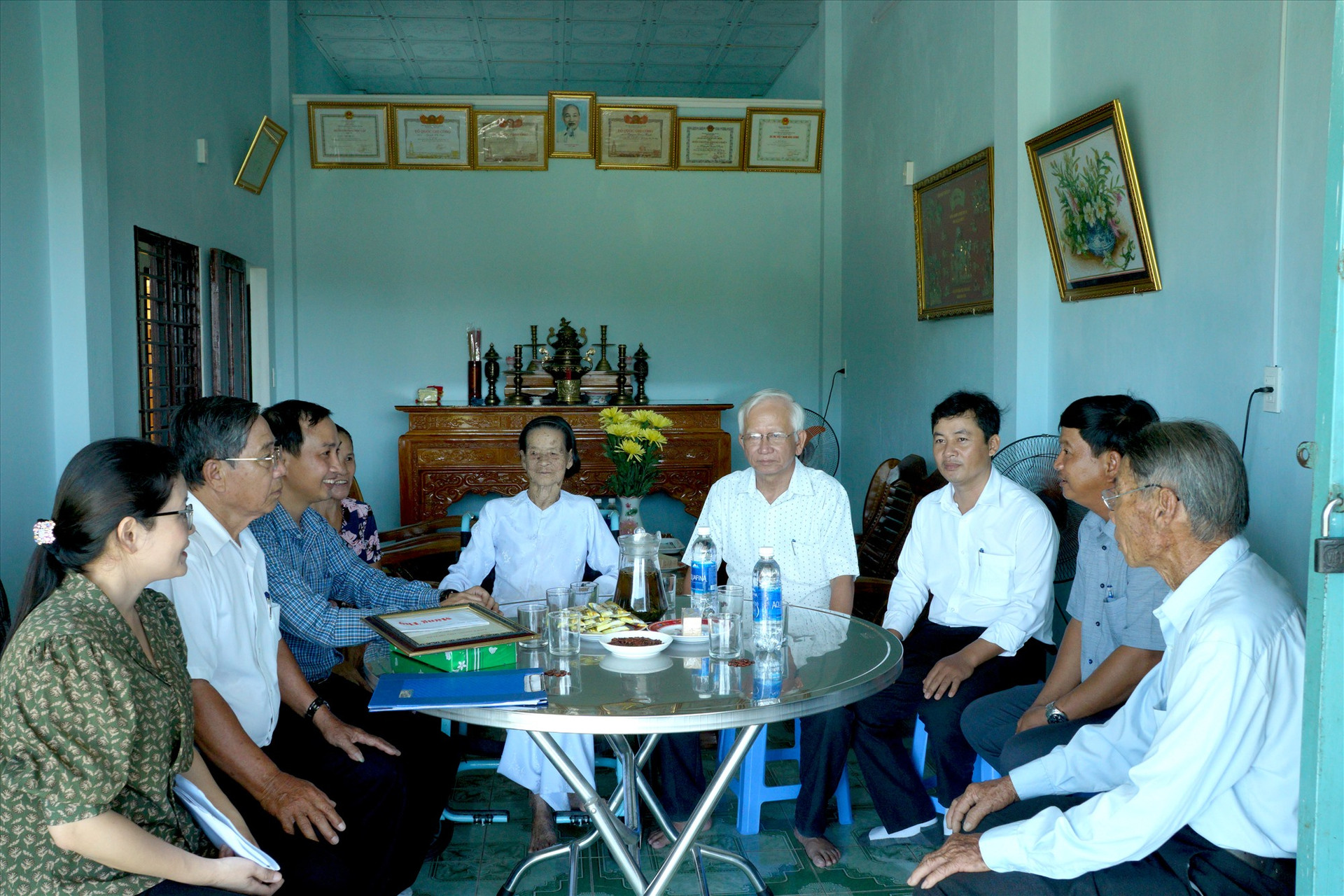 Các đồng chí lãnh đạo thăm, tặng quà cụ bà Thái Thị Lạo, 100 tuổi, khối phố Thuận Trà (phường Hòa Thuận). Ảnh: NGUYỄN ĐIỆN NGỌC