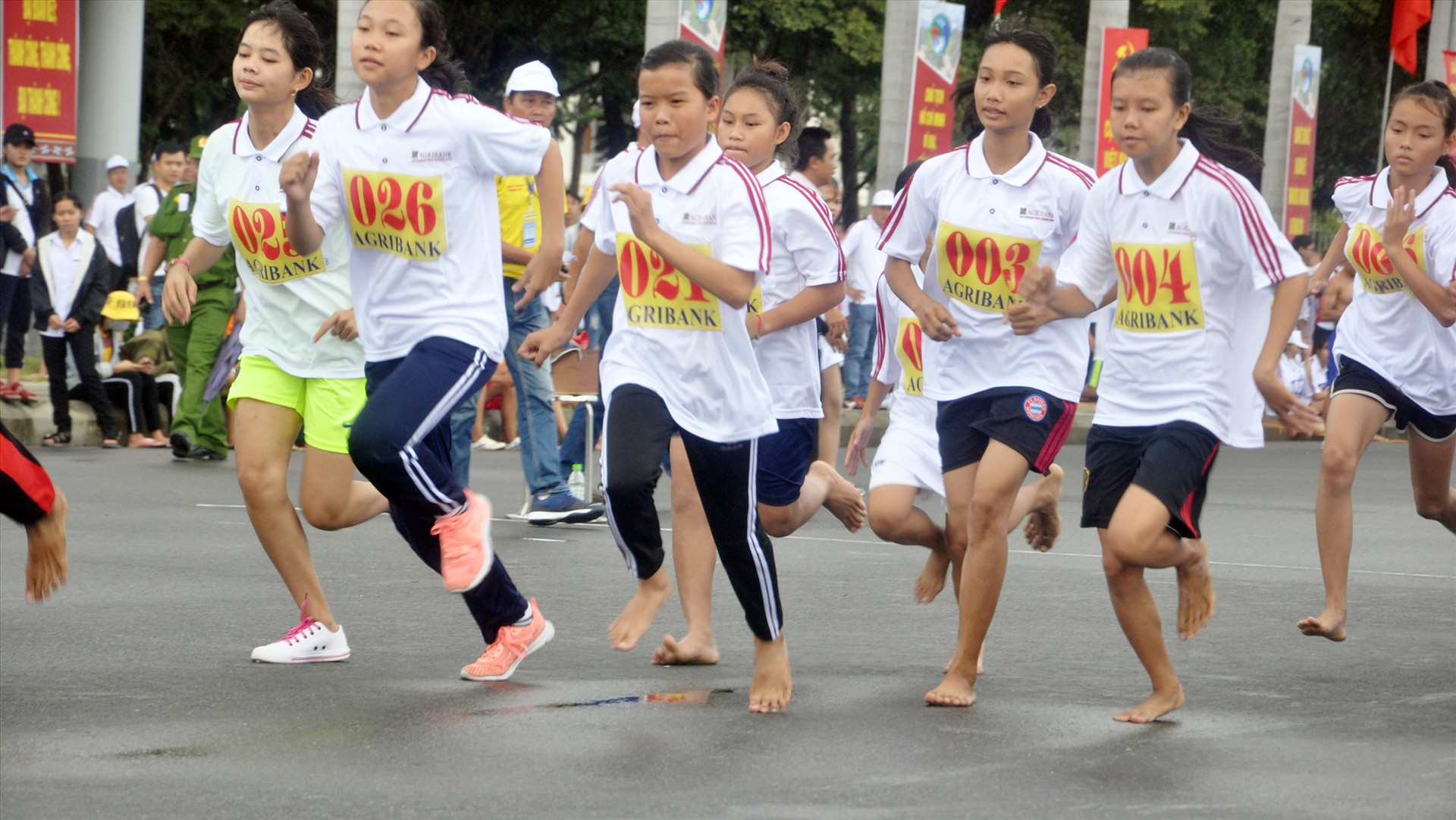 Những đôi chân trần trên đường chạy cho thấy nỗ lực rất lớn của các nữ học trò THCS. Ảnh: AN NHI