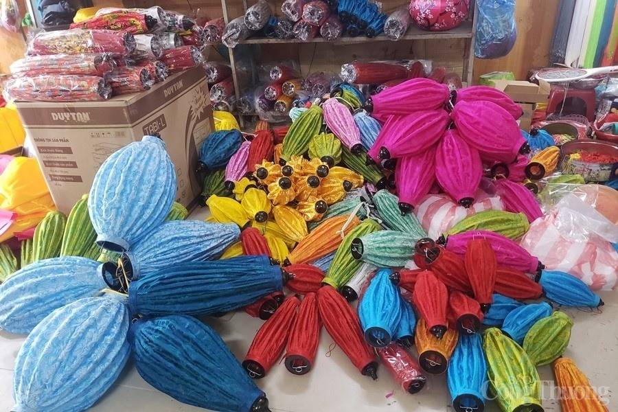 Hoi An lanterns in different colours