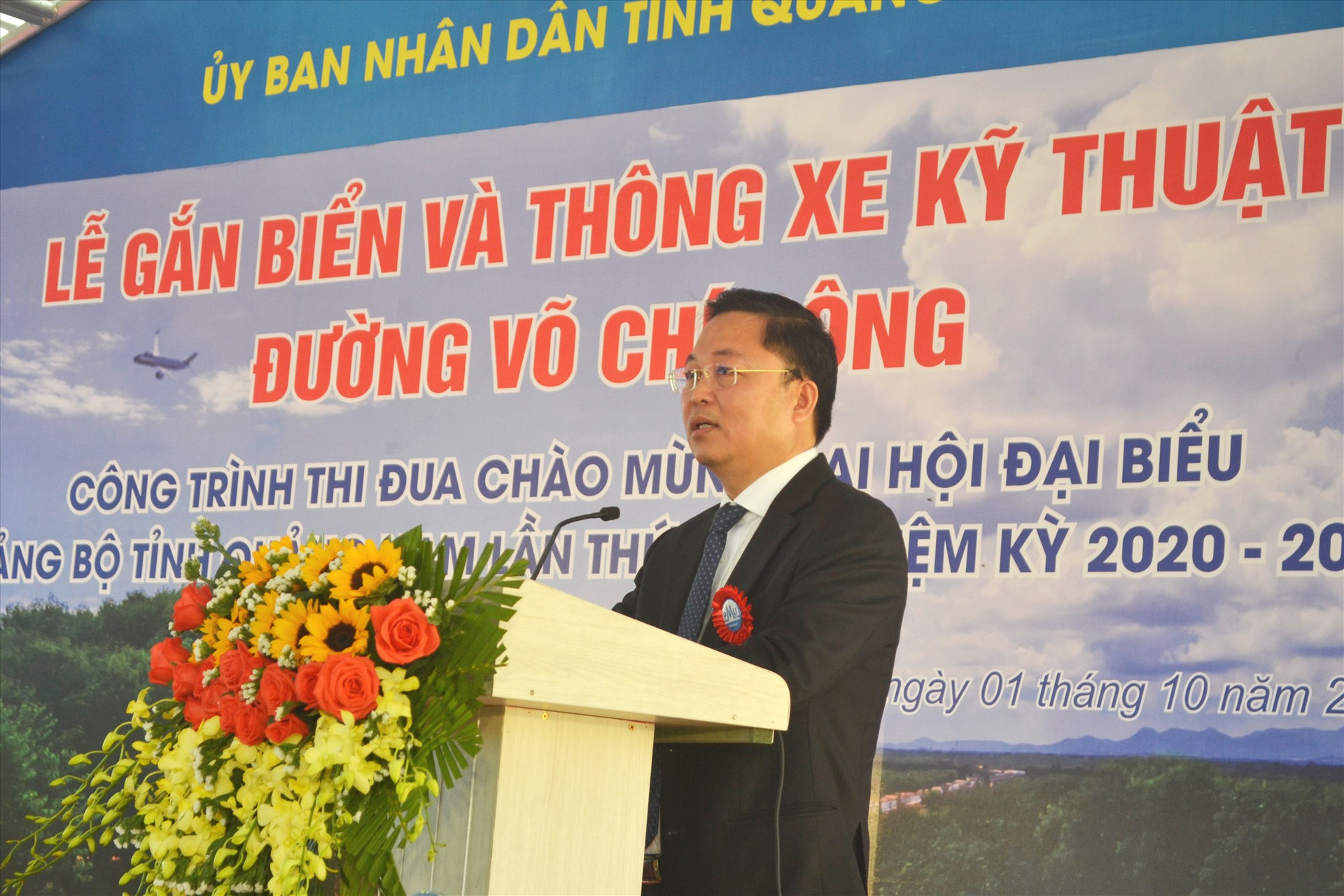 Chủ tịch UBND tỉnh Lê Trí Thanh tuyên bố thông xe kỹ thuật đường Võ Chí Công. Ảnh: CT