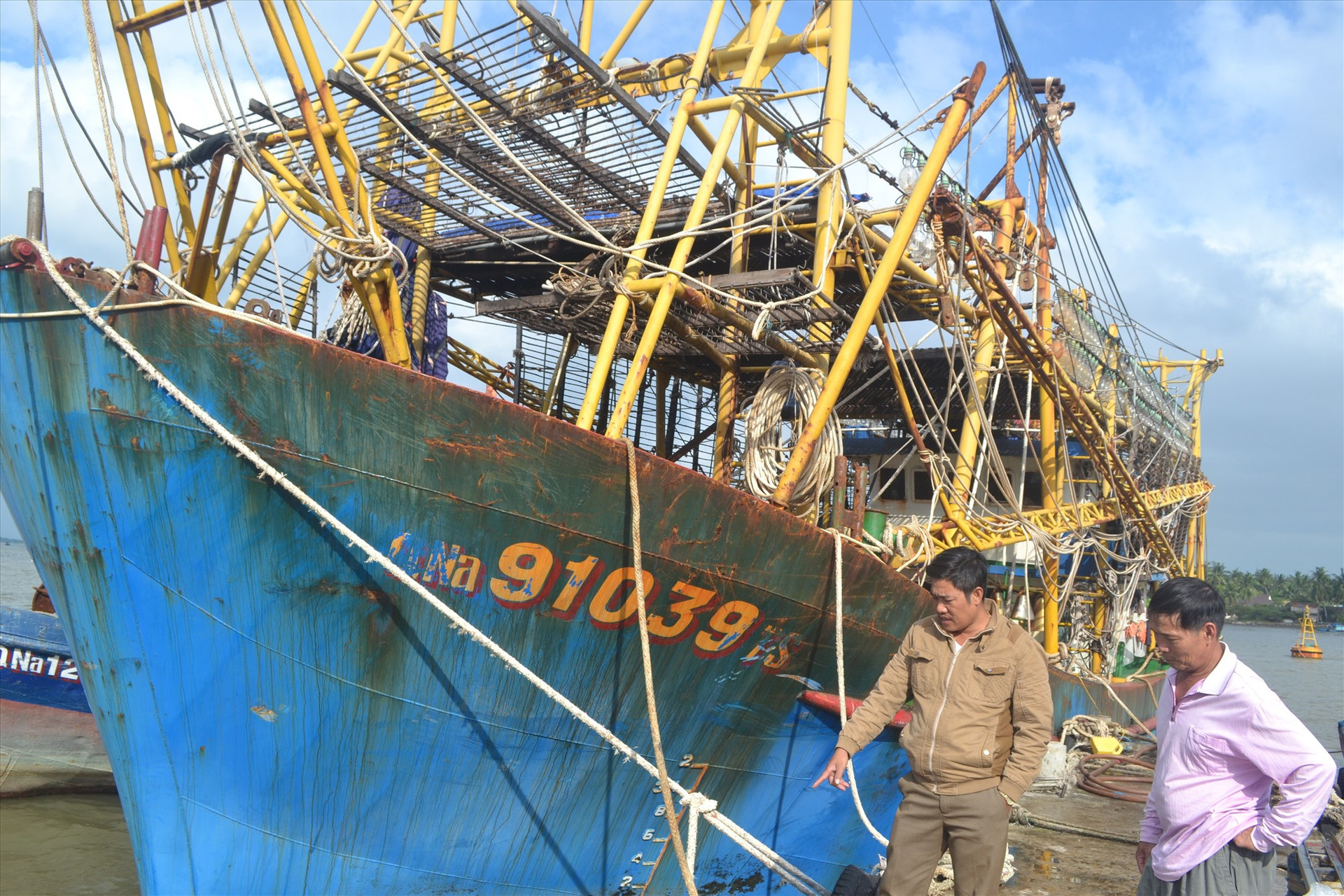 Ngư dân Nguyễn Văn Hùng cho biết tàu vỏ thép đã xuống cấp, rất cần được hỗ trợ duy tu, bảo dưỡng để vươn khơi sản xuất. Ảnh: VIỆT NGUYỄN