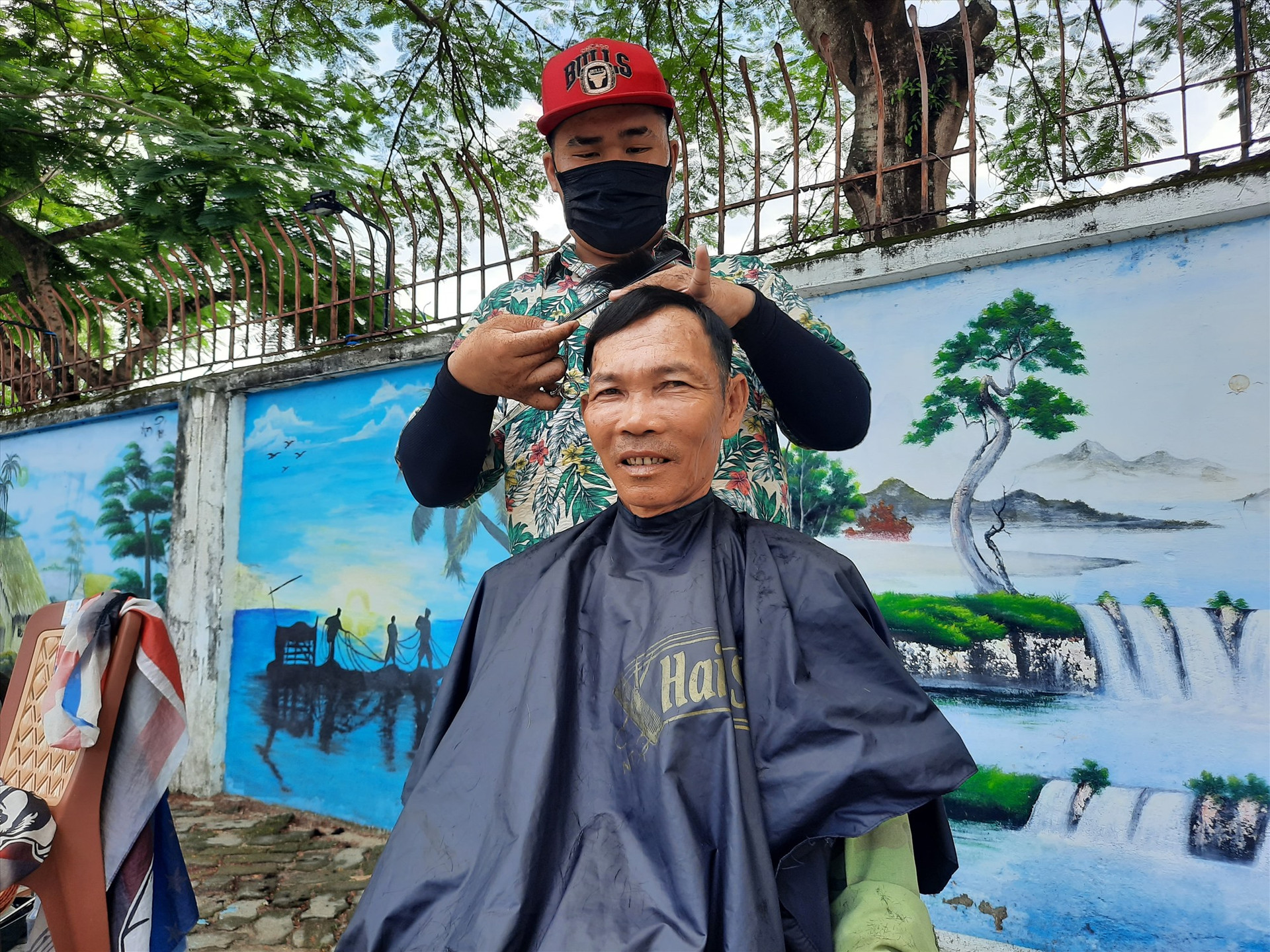 Chương trình cắt tóc miễn phí đã giúp lao động nghèo giảm bớt một khoản chi phí nhỏ trong sinh hoạt. Ảnh: Đ.ĐẠO