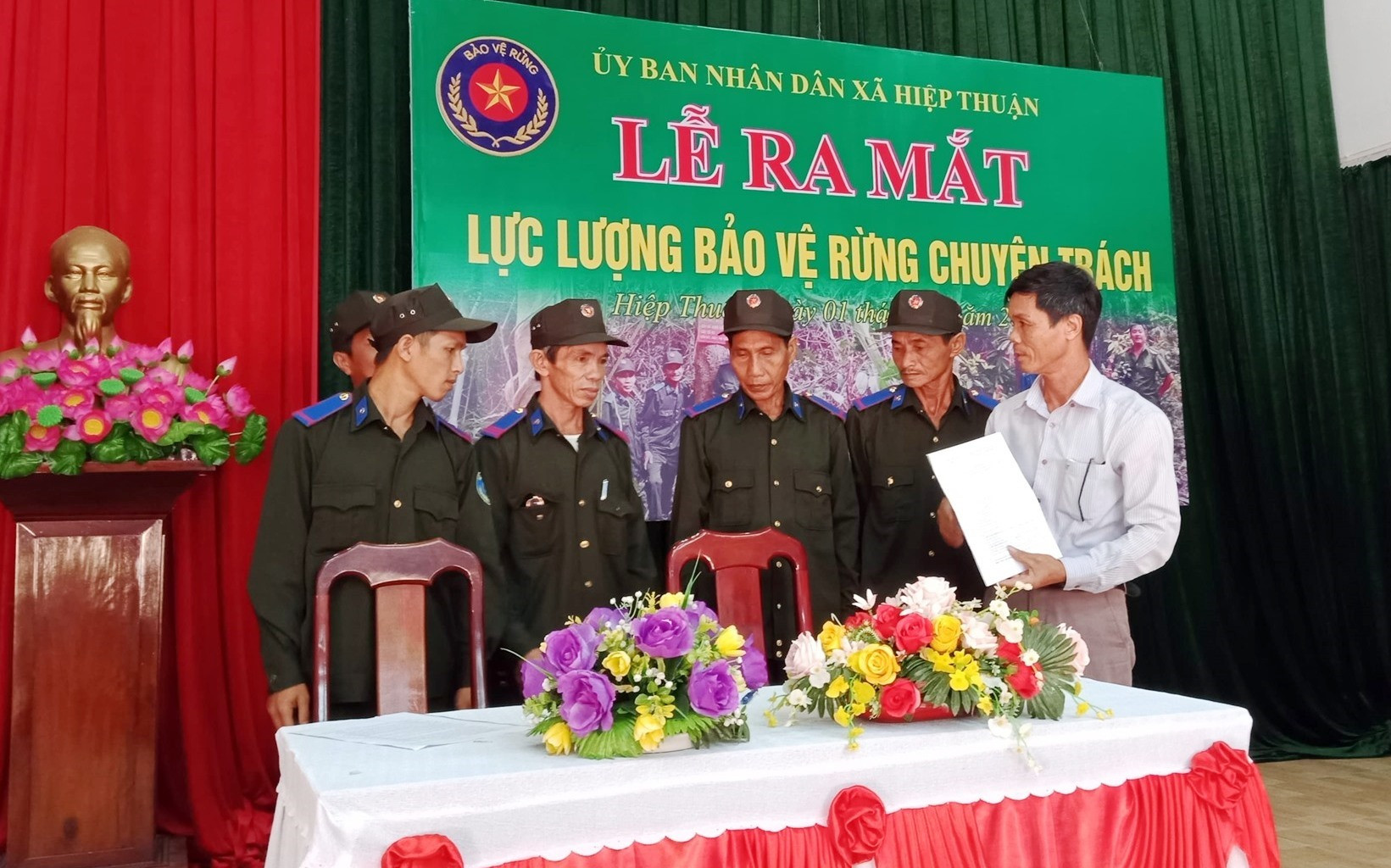 UBND xã Hiệp Thuận (Hiệp Đức) ra mắt lực lượng bảo vệ rừng chuyên trách.