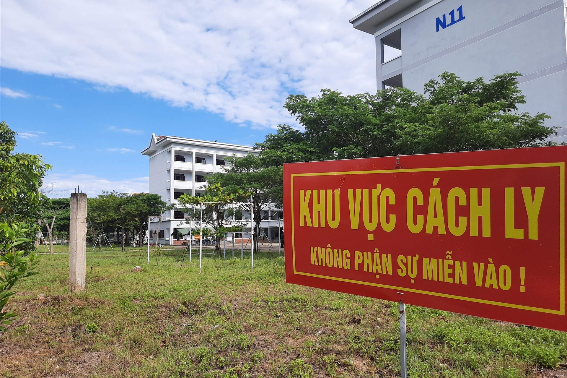 Khu cách ly tập trung tại Trường Cảnh sát Nhân dân 5, đóng tại xã Bình Phục, Thăng Bình.