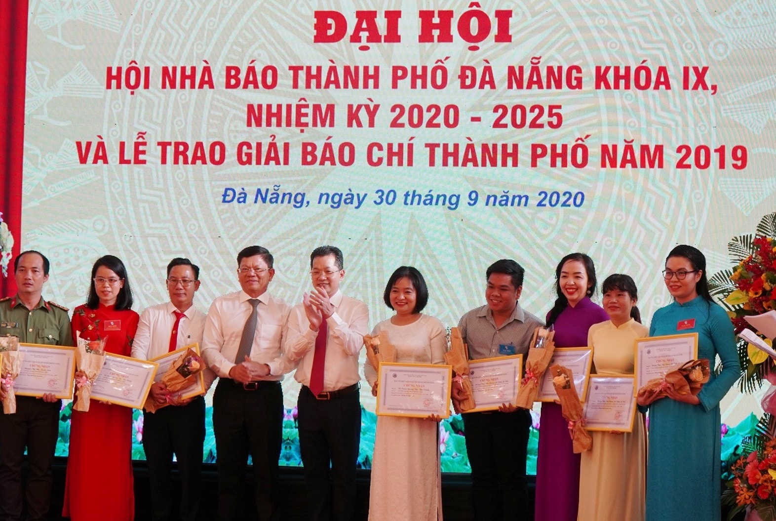 Lãnh đạo thành phố trao Giải Nhất cho 6 tác phẩm xuất sắc của 17 tác giả, nhóm tác giả đoạt Giải Báo chí thành phố năm 2019. Ảnh Xuân Lan