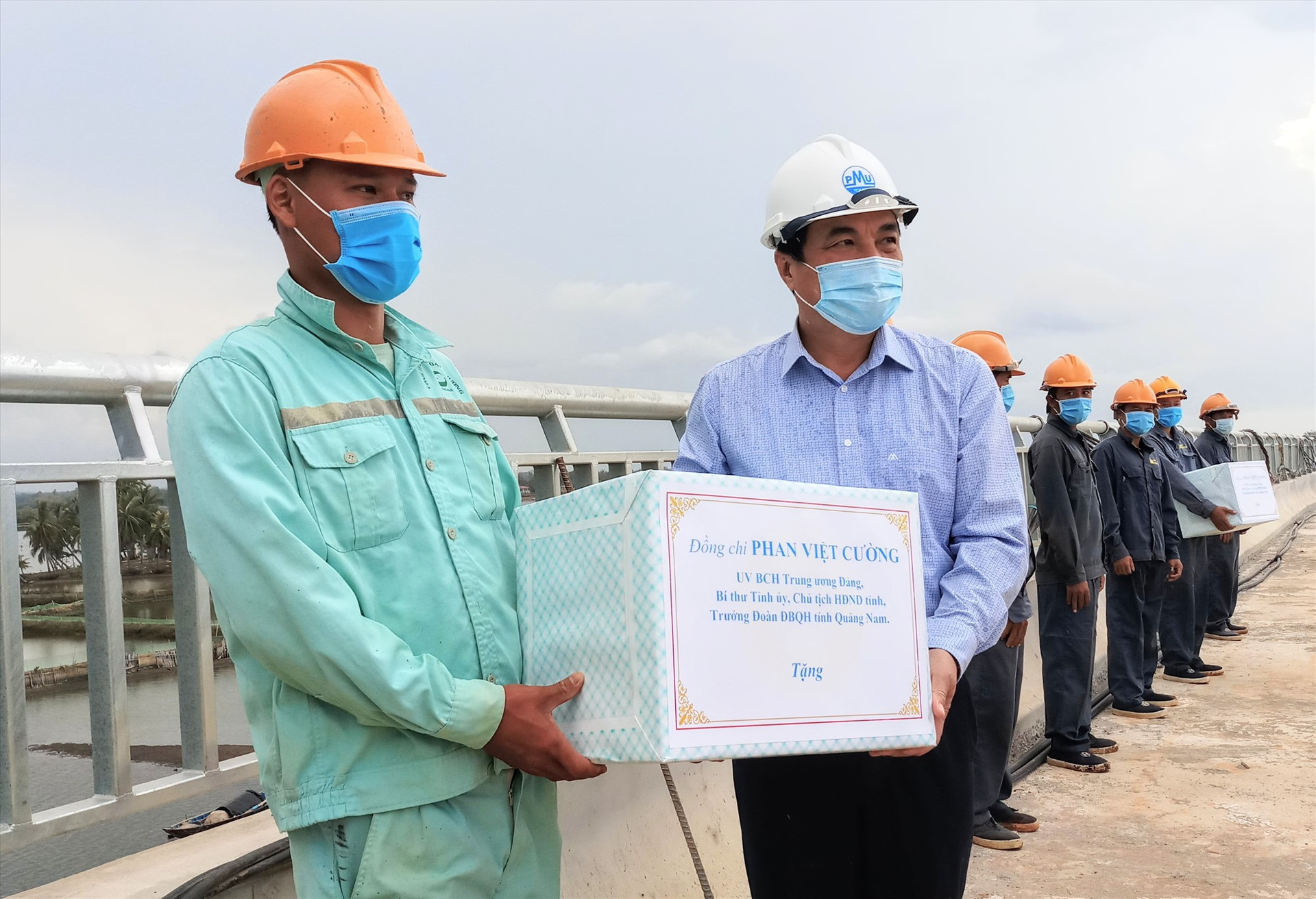 Bí thư Tỉnh ủy Phan Việt Cường tặng quà động viên công nhân thi công dự án trong chuyến kiểm tra vào chiều ngày 12.8 vừa qua. Ảnh: C.T