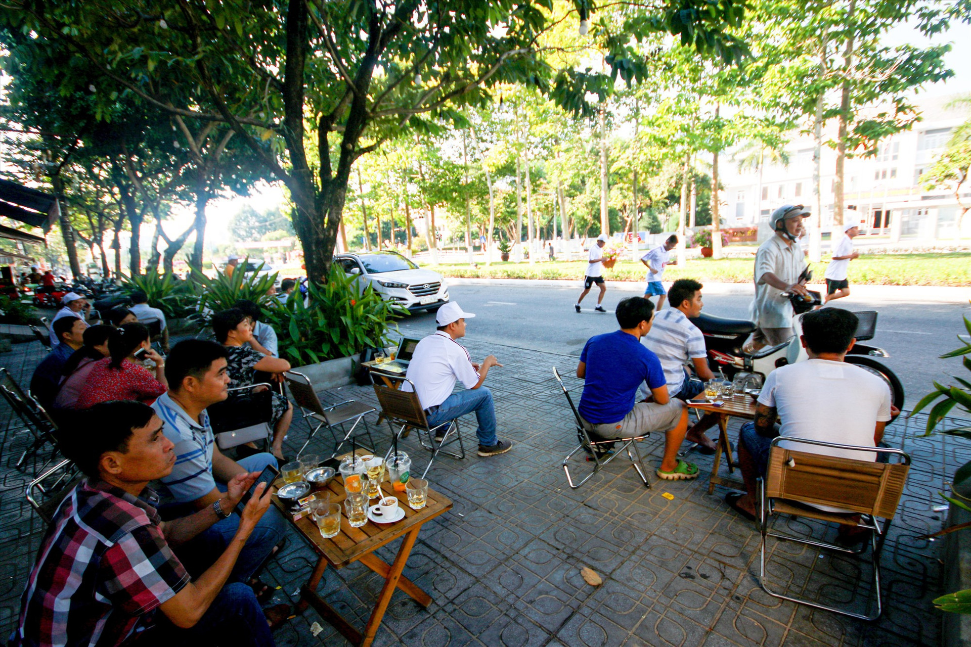 Khán giả theo dõi từ đường Hùng Vương, TP.Tam Kỳ.