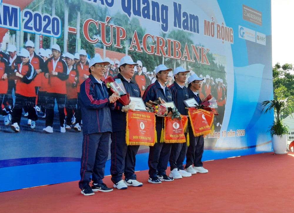 Ban Tổ chức giải trao quà cho nhà tài trợ Agribank chi nhánh Quảng Nam, Kính nổi Chu Lai và Công ty CP bảo hiểm Ngân hàng Nông nghiệp - Chi nhánh Đà Nẵng.