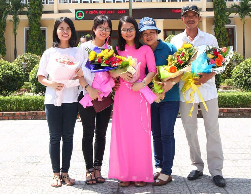Lê Thị Ngọc Trâm (giữa), gương mặt ươm mầm năm 2014, hiện công tác tại Trường THPT chuyên Lê Thánh Tông. Ảnh: NVCC.