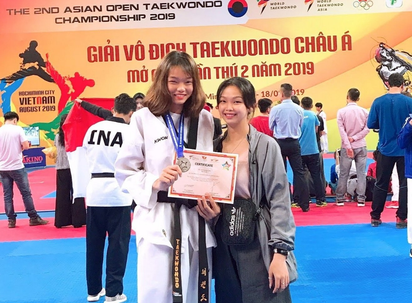Võ Thị Thanh Lan (bên trái) tại giải Vô địch Taekwondo châu Á. Ảnh: NVCC