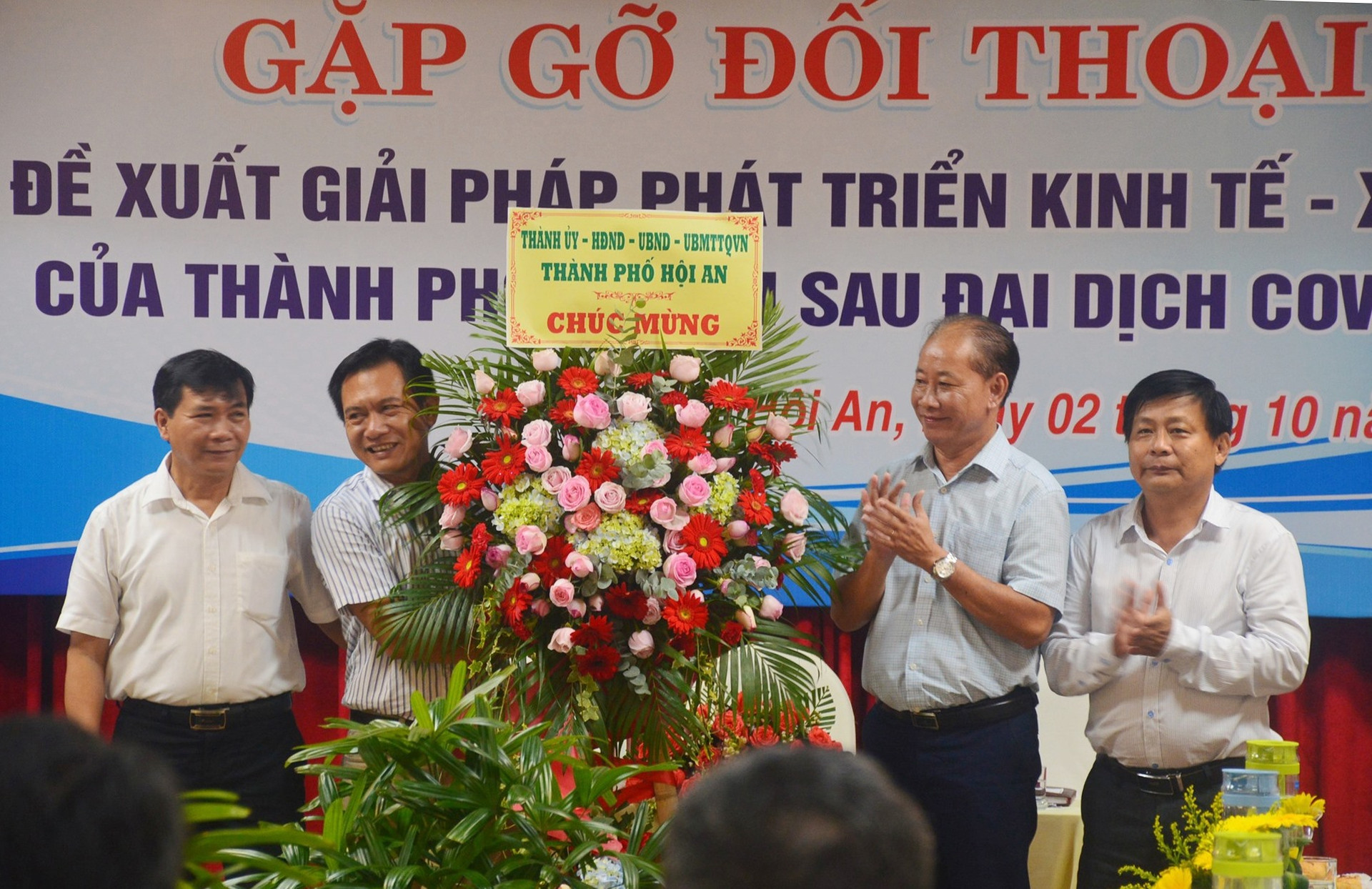 Lãnh đạo TP.Hội An tặng hoa chúc mừng cộng đồng doanh nghiệp Nhân ngày Doanh nhân Việt Nam. Ảnh: Q.T