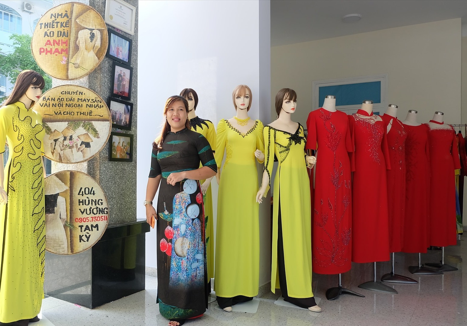 Sản phẩm áo dài thiết kế của chị Phạm Thị Anh được trưng bày tại chương trình. Ảnh: M.L