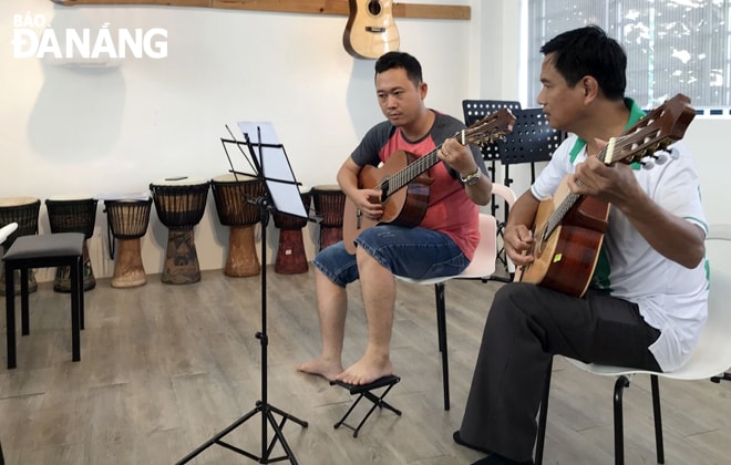 Một buổi học guitar của học viên tại Vườn nghệ thuật Dế Mèn. Ảnh: HUỲNH LÊ
