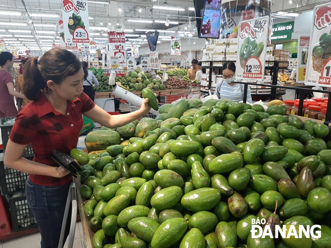 Thị trường bán lẻ nhanh chóng phục hồi sau khi tình hình dịch bệnh trên địa bàn thành phố được kiểm soát. TRONG ẢNH: Người dân mua sắm tại siêu thị Big C Đà Nẵng. (Ảnh chụp cuối tháng 9-2020)Ảnh: KHÁNH HÒA