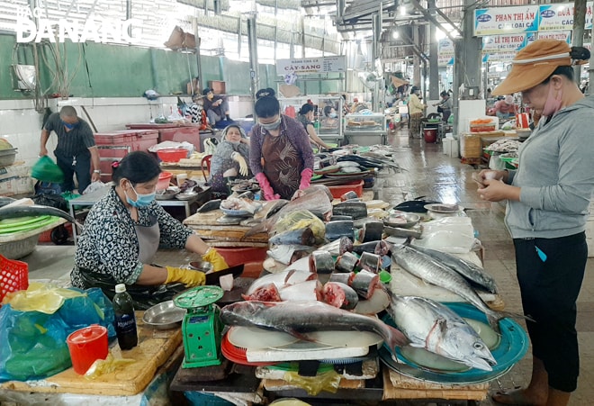 Với khả năng thích ứng nhanh, nguồn cung hàng hóa dồi dào, bán lẻ là ngành có khả năng phục hồi mạnh mẽ sau khi Covid-19 được kiểm soát. Trong ảnh: Sức mua những ngày qua tại chợ Đống Đa đã tăng đáng kể. Ảnh: KHÁNH HÒA