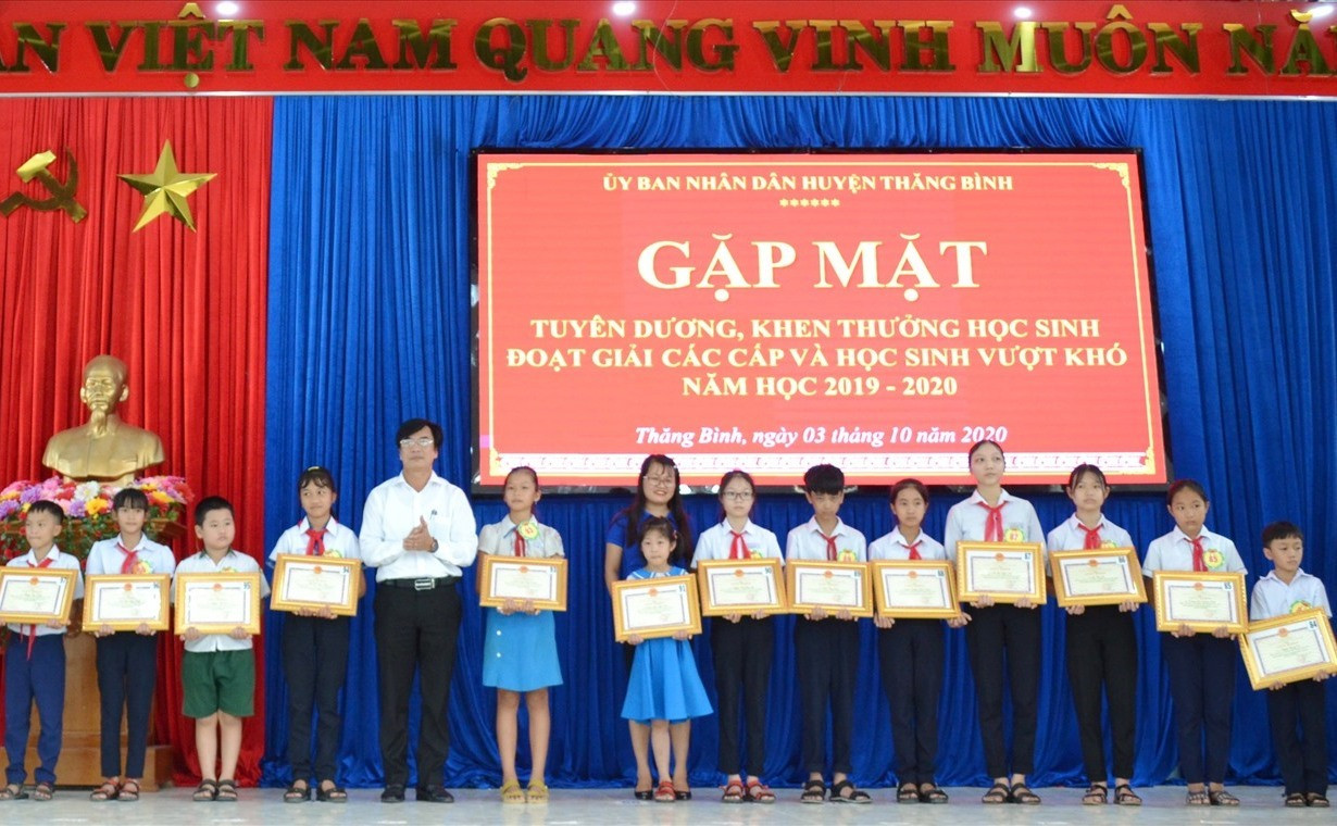 Quang cảnh buổi tuyên dương, khen thưởng 408 học sinh Thăng Bình. Ảnh: VIỆT NGUYỄN