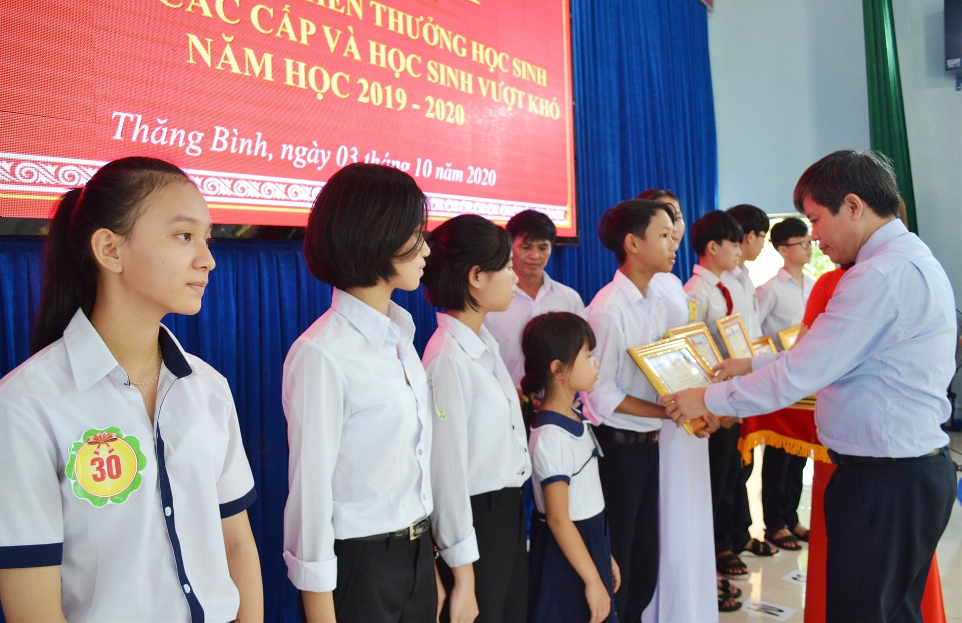 Ông Võ Văn Hùng tuyên dương, khen thưởng học sinh Thăng Bình đã có nhiều thành quả trong học tập. Ảnh: VIỆT NGUYỄN