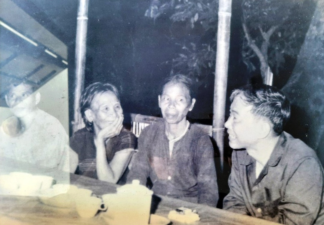 Đồng chí Tố Hữu (bên phải) nói chuyện với nhân dân làng Rô nhân chuyến về thăm tháng 5.1973. (Ảnh tư liệu)