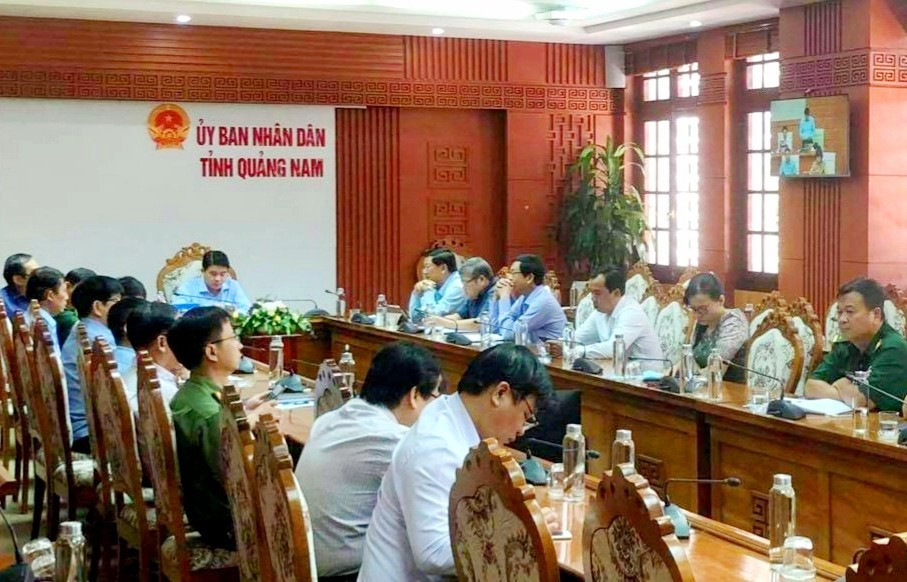 Tại đầu cầu Quảng Nam, Phó Chủ tịch UBND tỉnh Trần Văn Tân đại diện tỉnh Quảng Nam tham dự Hội nghị trực tuyến phòng chống Covid-19.