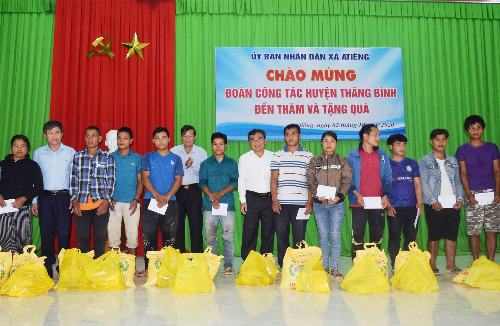 Lãnh đạo huyện Thăng Bình trao quà cho người dân xã A Tiêng.