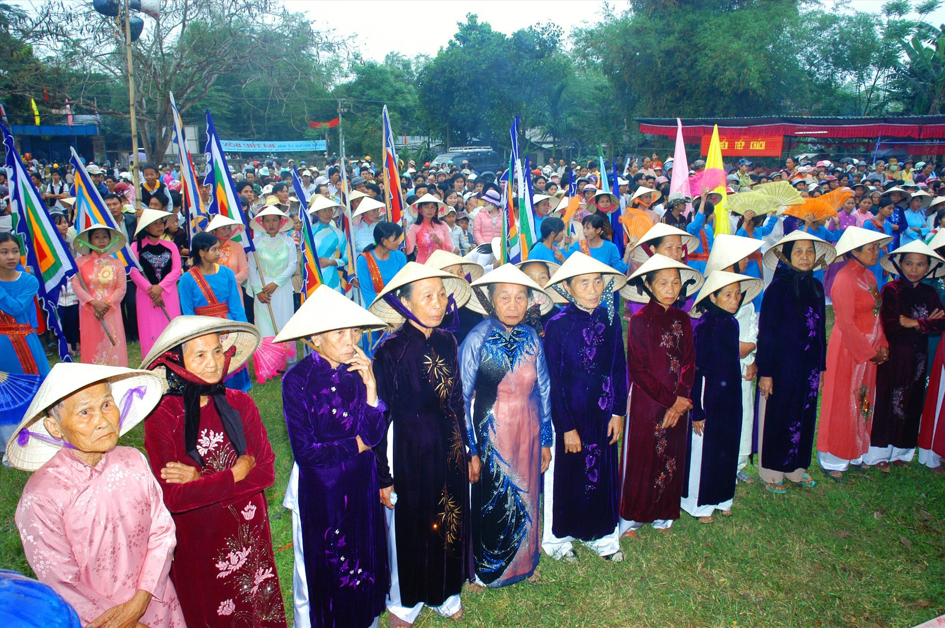Người dân tham dự Lễ hội Bà Thu Bồn tại Duy Xuyên. Ảnh: L.T.K