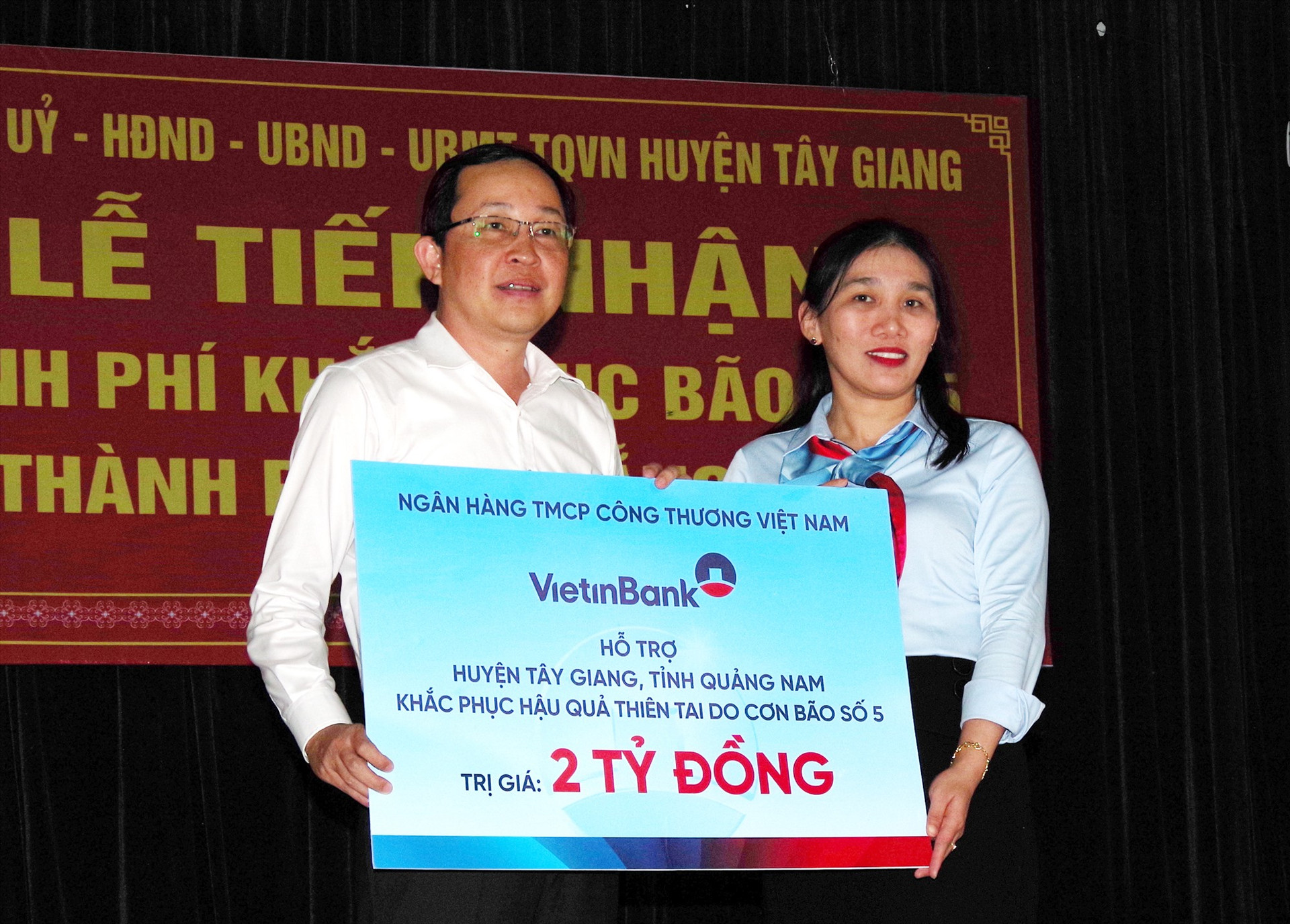 Ngân hàng Vietinbank Chi nhánh Quảng Nam hỗ trợ 2 tỷ đồng cho huyện Tây Giang. Ảnh: HỒNG ANH