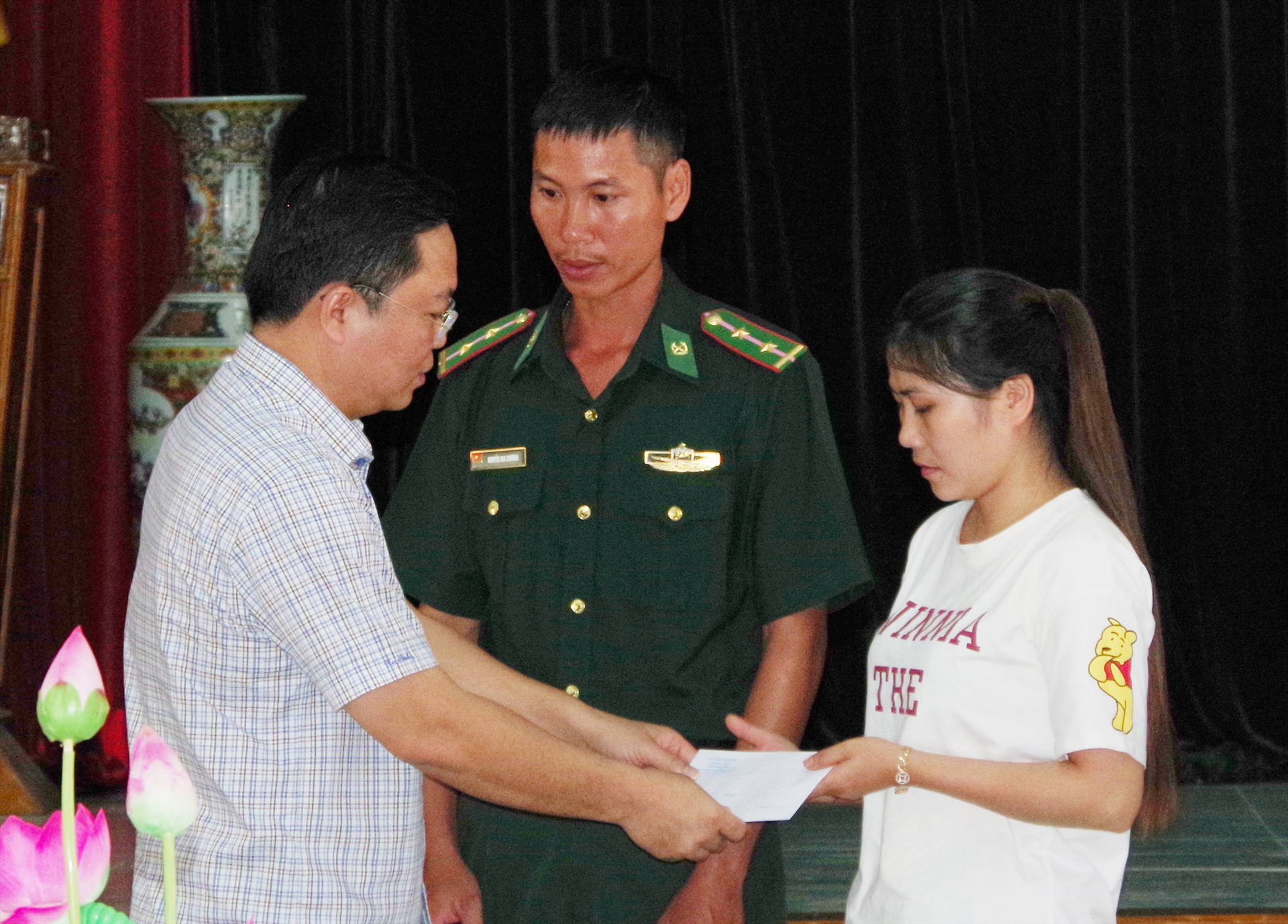 Chủ tịch UBND tỉnh trao tiền hỗ trợ cho gia đình trung úy Nguyễn Gia Chương. Ảnh: HỒNG ANH