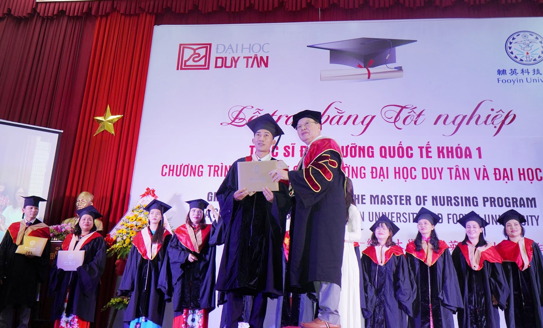 PGS.TS Nguyễn Ngọc Minh, Phó Hiệu trưởng DTU trao bằng tốt nghiệp cho ThS. Điều dưỡng Nguyễn Tiến Dũng. Ảnh NTB