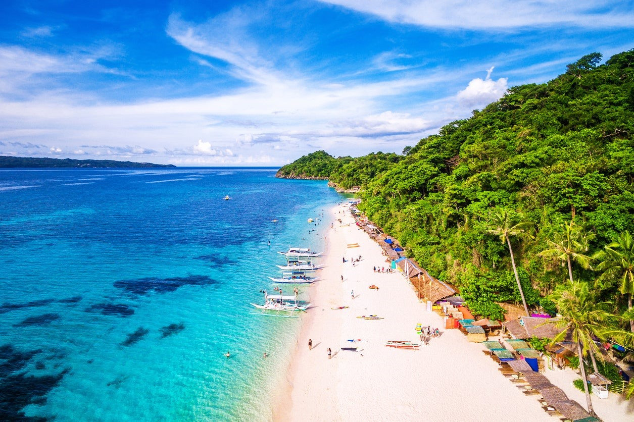 Đảo Boracay (Philippines) đón khách trở lại. Ảnh: Independent